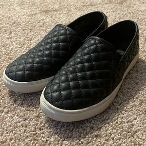Steve Madden Size 2 Ecentrcq Black Slip-Ons